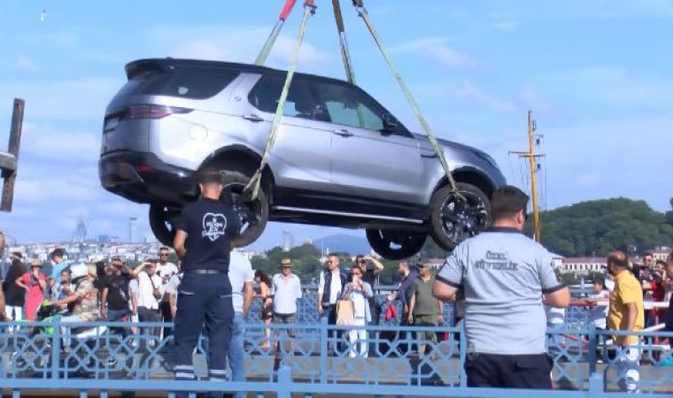 (geniş haber) Galata Köprüsü’nde tramvay yoluna giren cip kaldırıldı, seferler normale döndü