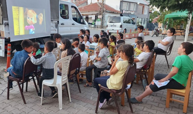 Gezici kütüphane aracı bin çocukla buluştu