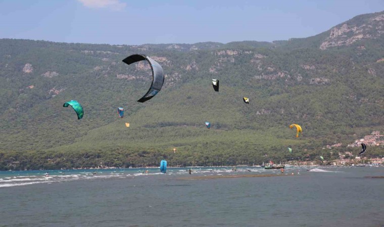 Gökova Körfezini kitesurfçüler renklendiriyor