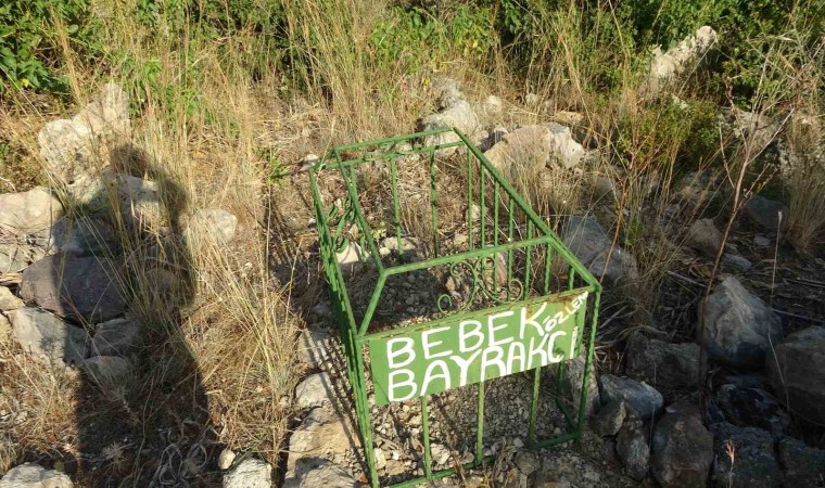 Gören hüzünleniyor, bu mezarlıkta sadece bebek ve çocukların kabri var