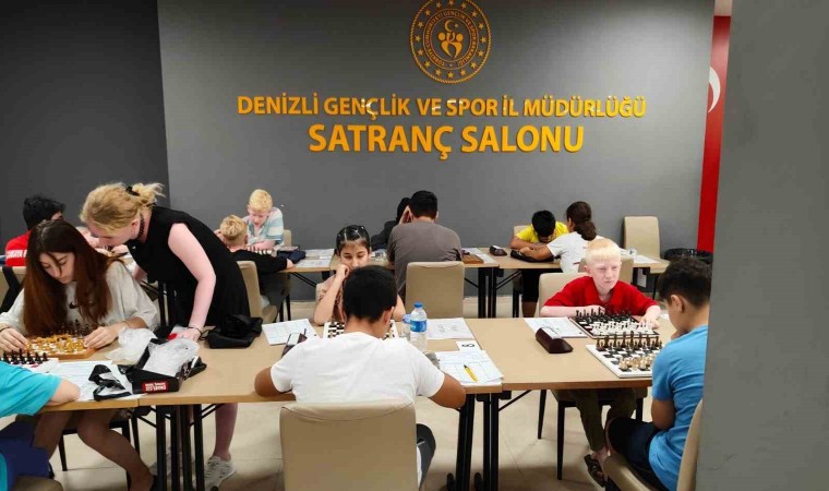 Görme engelli 451 satranç sporcusu şampiyonluk için hamlelerini yapıyor