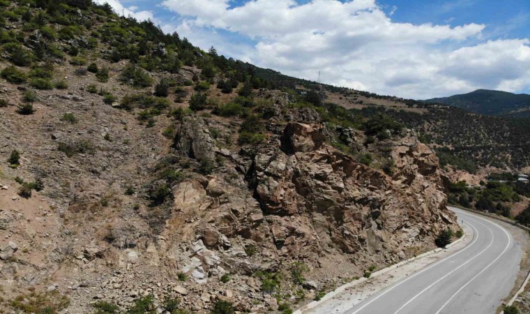 Gümüşhanede yol kenarında felakete davetiye çıkaran devasa kayalar dağcılar tarafından düşürülüyor