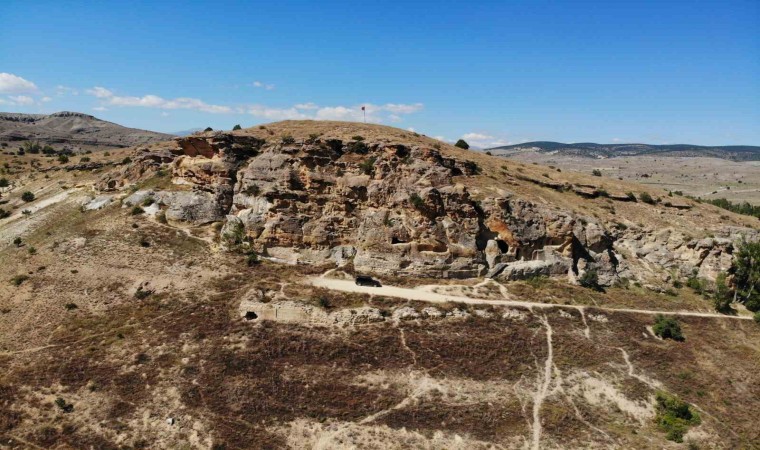 Gümüşhanenin Sümelası Çakırkaya Manastırı ilgisizlik nedeniyle kuşlara yuva oldu