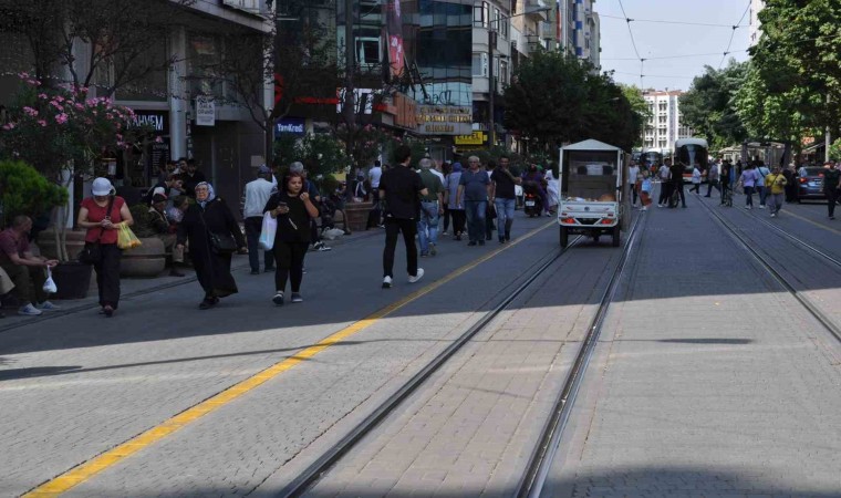 Güneşli alanlardan kaçınan vatandaşlar gölgelerde kalabalık oluşturdu