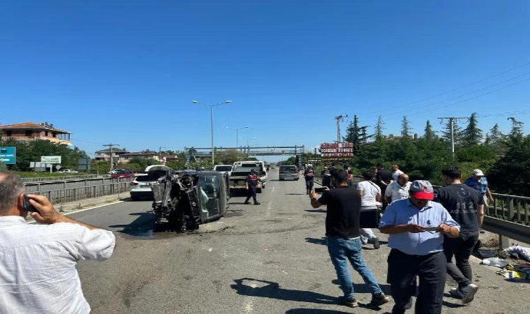 Hafif ticari araç yol kenarındaki otomobile çarptı: 8 yaralı