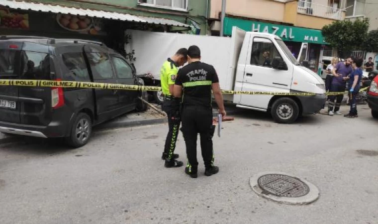 Hafif ticari aracın çarptığı kamyonetle duvar arasında sıkışan yaya öldü