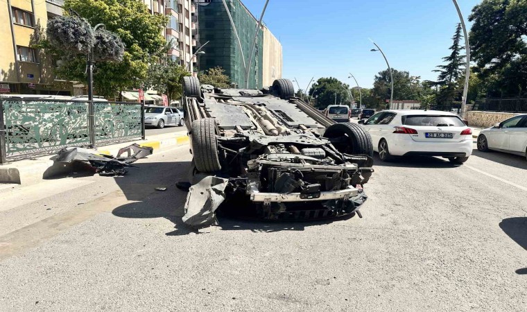 Hafif ticari araçla çarpışan otomobil takla attı: 3 yaralı