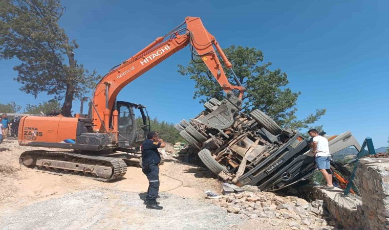 Hafriyat yüklü kamyon devrildi: 1 yaralı