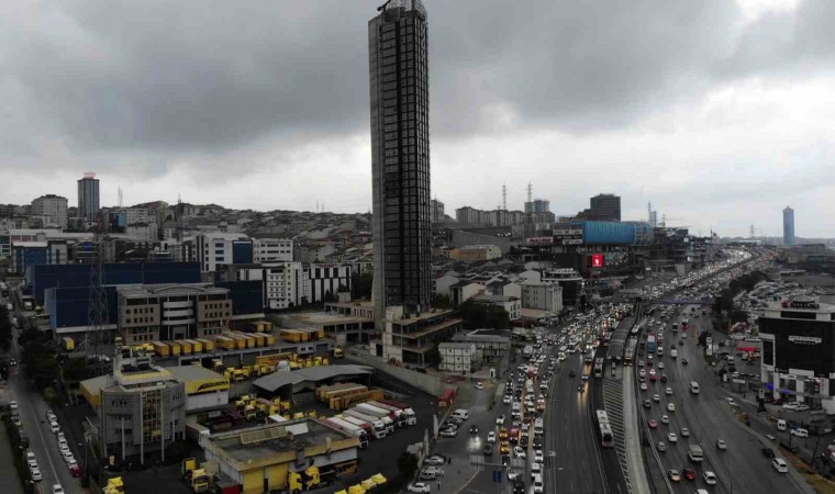 Haramiderede E-5 karayoluna giren bina milyonlarca insana trafik çilesi oluşturuyor