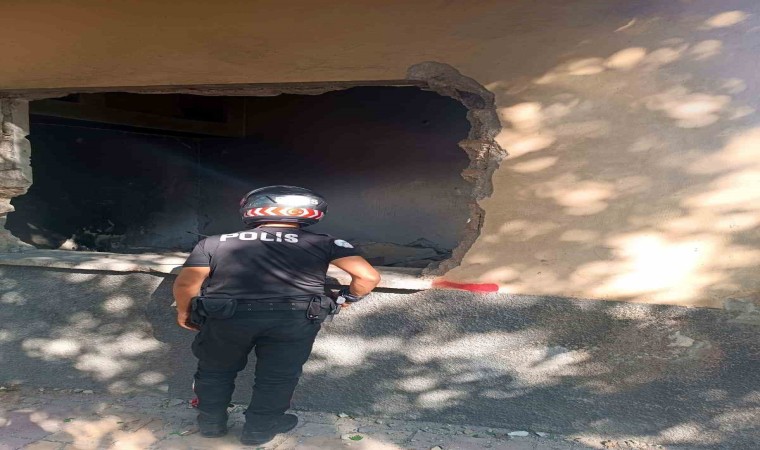 Hasarlı binaların çevresinde polis denetimi