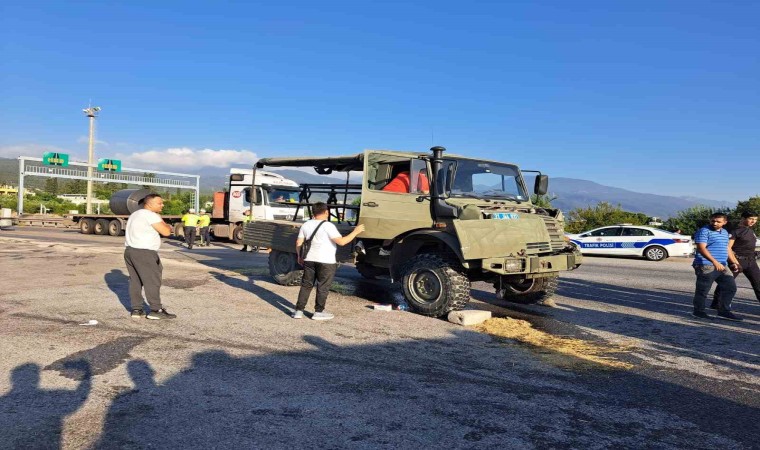 Hatayda askeri araç tıra çarptı: 10 yaralı