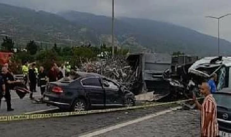 Hatay’da karşı şeride geçen TIR otomobile çarptı: 1 ölü, 2 yaralı