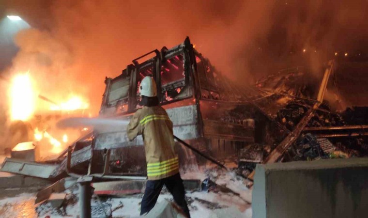 Hatayda tır otoyol gişelerine çarpıp yandı: 2 yaralı