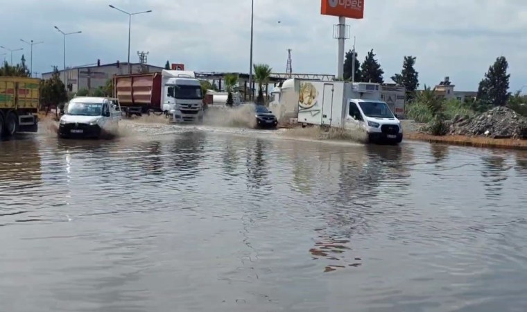 Hatayda yağış sonrası yollar göle döndü