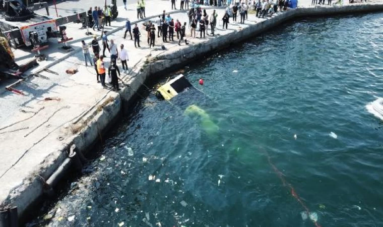 havadan fotoğraflar // Eminönü’nde denize düşen otobüs vinçle çıkarılıyor