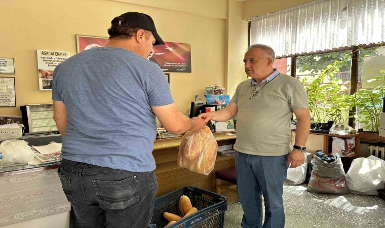 Hayırsever muhtar her hafta onlarca aileye ekmek dağıtıyor