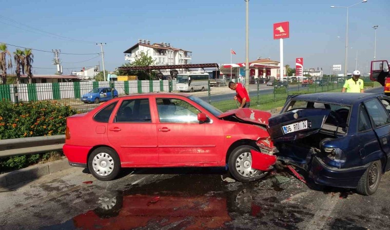 Hızını alamadı kırmızı ışıkta bekleyen araçlara daldı: 2 yaralı