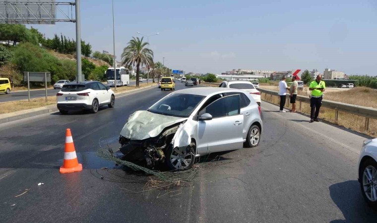 Hurdaya dönen araçtan burunları kanamadan çıktılar