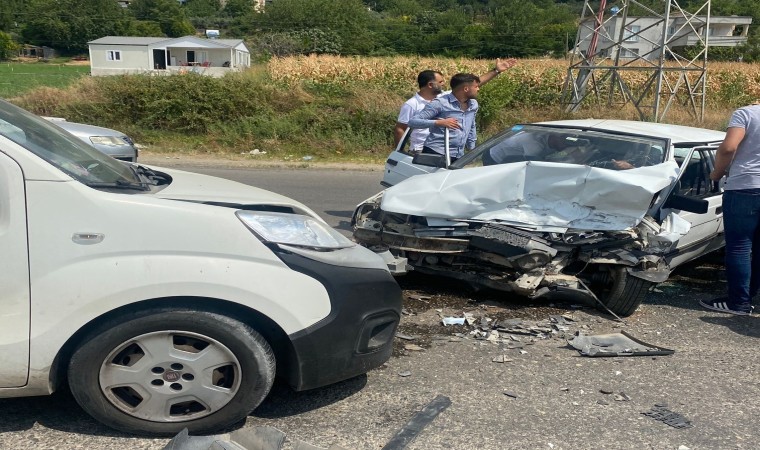 İki araç kafa kafaya çarpıştı: 2 yaralı