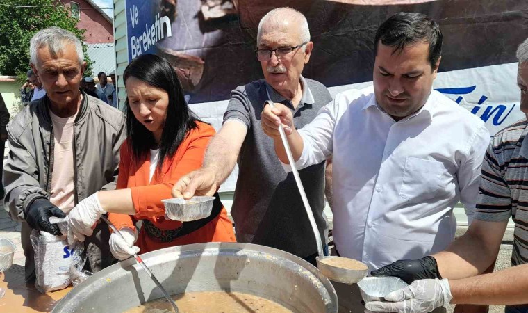 İlçedeki her evin mutfağına aşure götürüldü