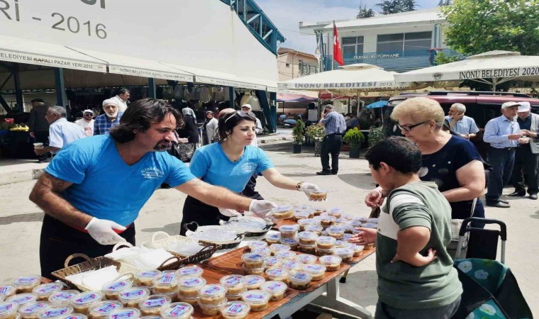 İnönüde hayırsever vatandaş 3 bin kişiye aşure dağıttı