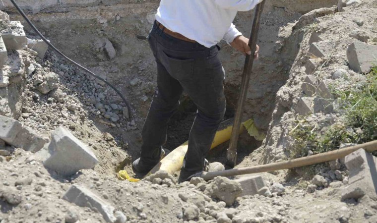 İnternet altyapı kazısı doğal gaz borusunu deldi, kısa süreli panik yaşandı