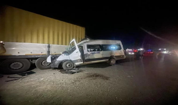 İşçi servisi park halindeki TIR’a çarptı: 1 ölü,7 yaralı