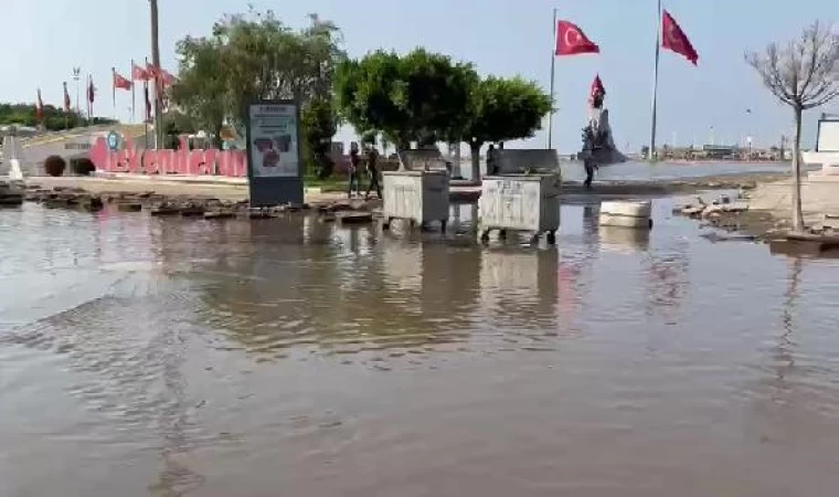 İskenderun’un sahil kesimi yine su altında