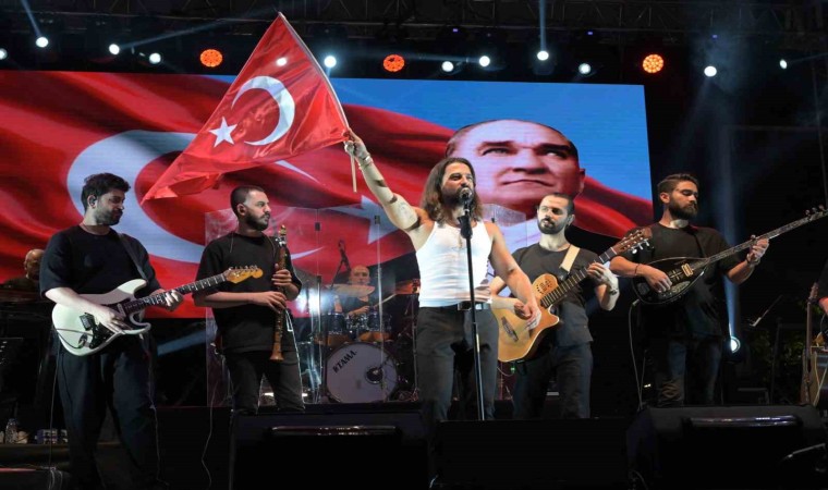 Isparta Belediyesinin Zafer Bayramı konserinde Koray Avcı sahne aldı