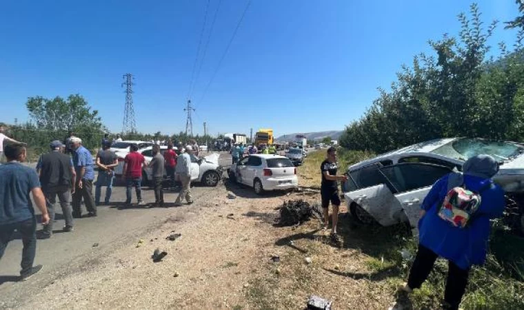 Isparta’da 4 aracın karıştığı zincirleme kaza: 2’si çocuk 9 yaralı