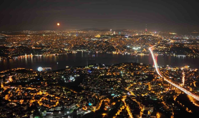 İstanbulda hayran bırakan Süper Ay manzarası dron ile görüntülendi