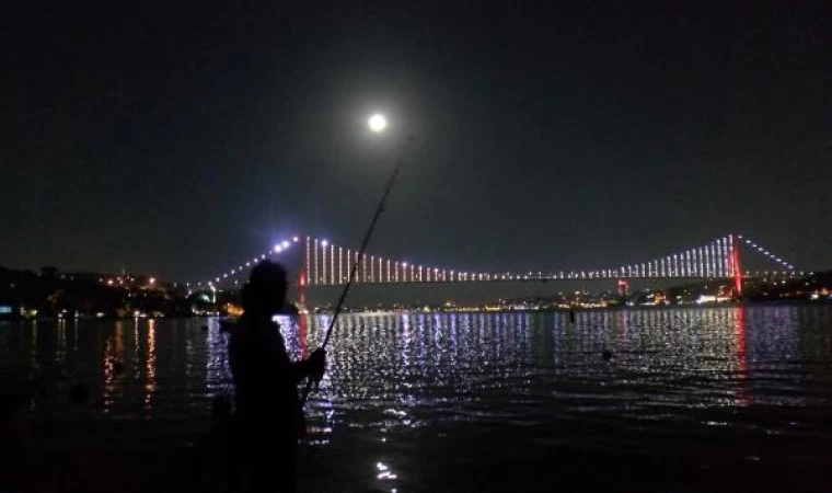 İstanbul’da ’Mavi Ay’ en parlak konumuna ulaştı; vatandaşlar o anı görüntüledi