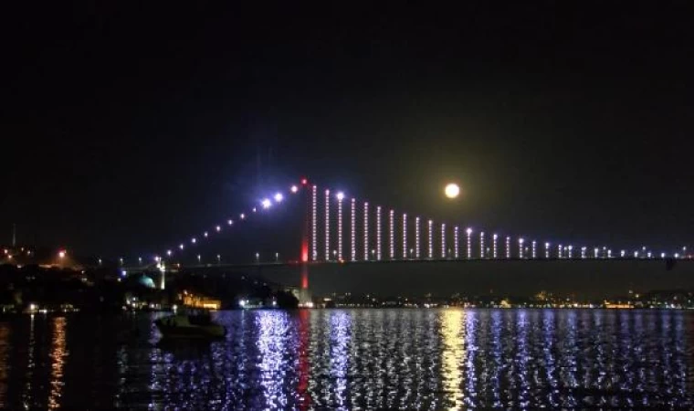 İstanbul’da ’Mavi Ay’ görsel şölen oluşturdu