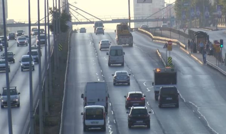 İstanbul’da sabah saatlerinde yollar boş kaldı 