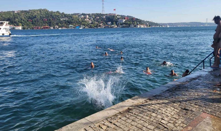 İstanbulda sıcaktan bunalan vatandaşlar soluğu sahilde aldı