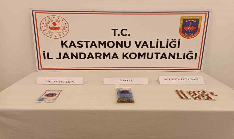 İstanbuldan Kastamonuya uyuşturucu getirirken gözaltına alındılar