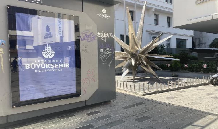 İstiklal Caddesi’ndeki Göktaşı Heykeli’nin önünü kapatan ATM’ler kaldırıldı