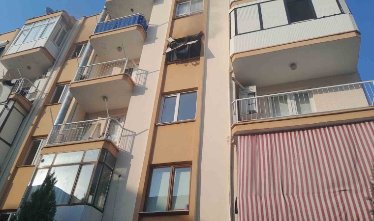 İzmirde apartman dairesinde yangın