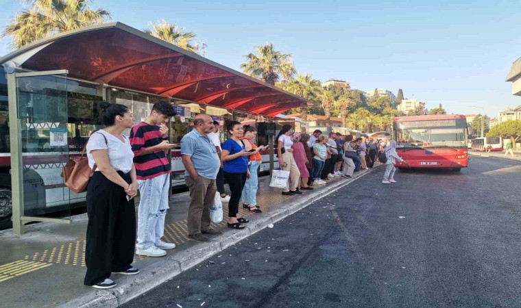 İzmirde duraklarda ve trafikte grev yoğunluğu