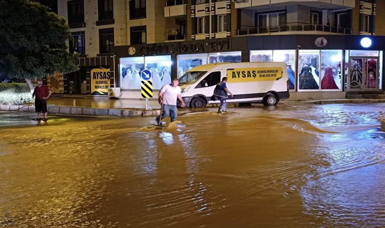 İzmirde hareketli gece: Ana boru patladı, 2 mahalleyi su bastı