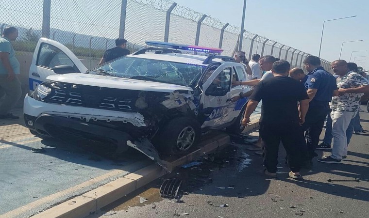 İzmirde kontrolden çıkan araç polis aracına çarptı: 3ü polis 5 yaralı