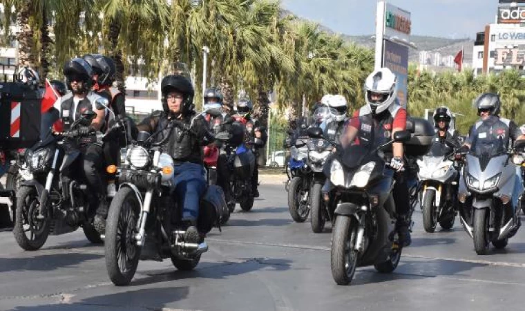 İzmir’de motosiklet ve klasik otomobillerle ’30 Ağustos’ korteji