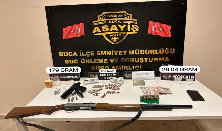 İzmirde uyuşturucu evine polis baskını: 2 gözaltı