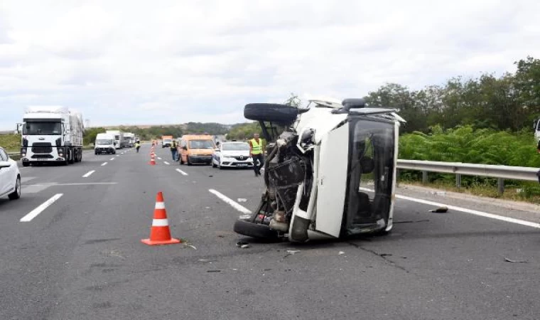 Kaçak göçmenleri taşıyan minibüs bariyere çarptı: 4 yaralı