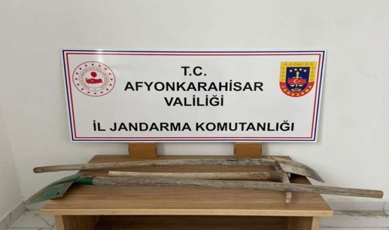 Kaçak kazı yapan 4 kişi jandarma tarafından suçüstü yapıldı