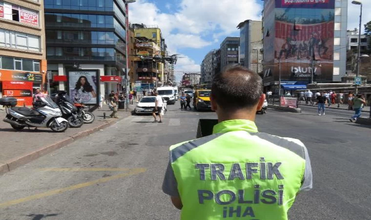 Kadıköy’de dron destekli yaya geçidi denetimi