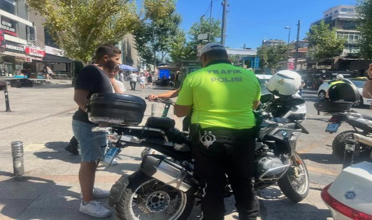 Kadıköy’de kaldırımda skuter kullanan kadın ceza yememek için uzun süre dil döktü