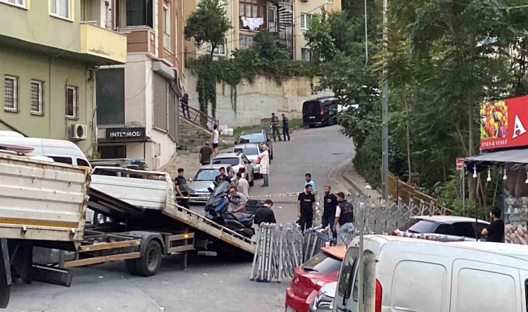 Kağıthanede 2 polisin yaralandığı 1 saldırganın öldüğü uyuşturucu operasyonundaki sokakta incelemeler devam ediyor