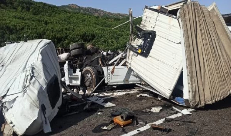 Kamyon ile çarpışan TIR’ın kupa kısmı koptu; şoför yaralı