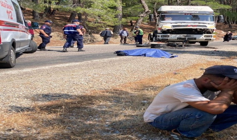 Kamyonun altında kalan motosiklet sürücüsü hayatını kaybetti